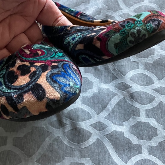 Comfortview Multicolor Patterned Flats - Picture 4 of 11